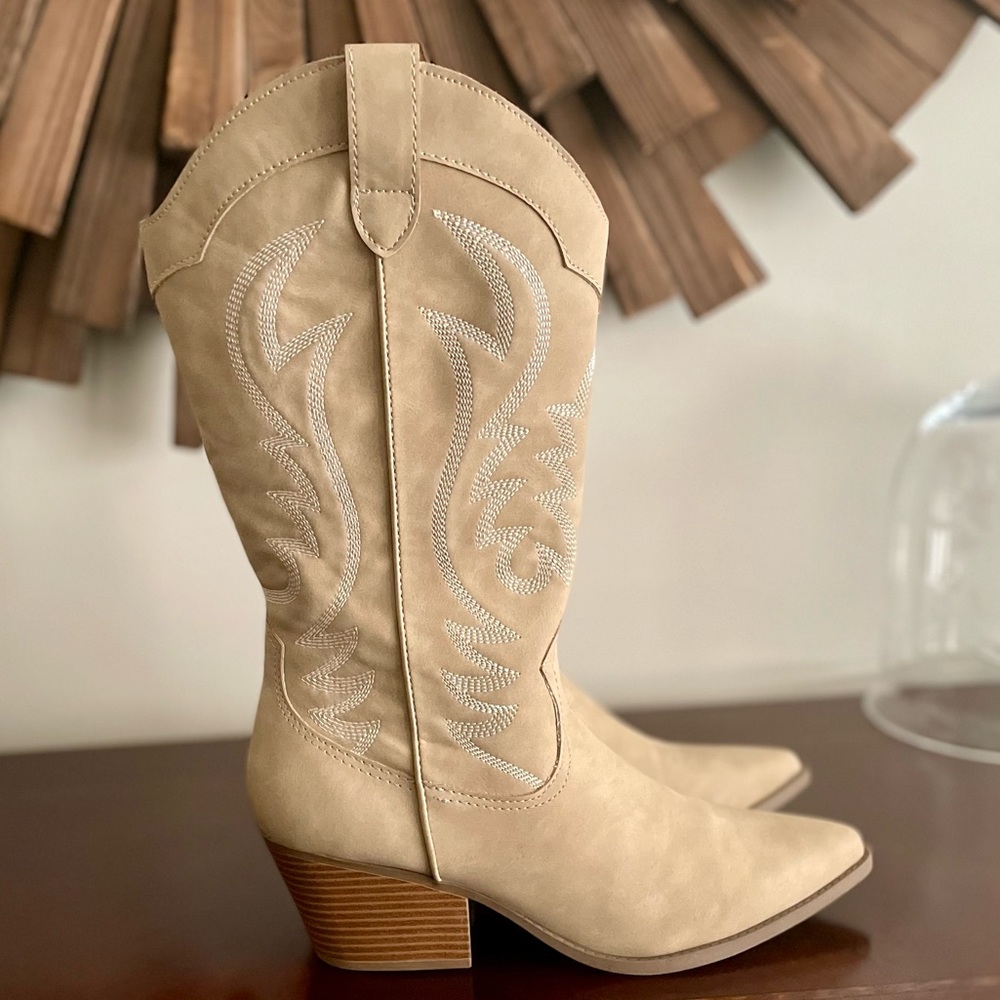 Stylish Women’s Cowboy Boots! Sz 9.5 👢